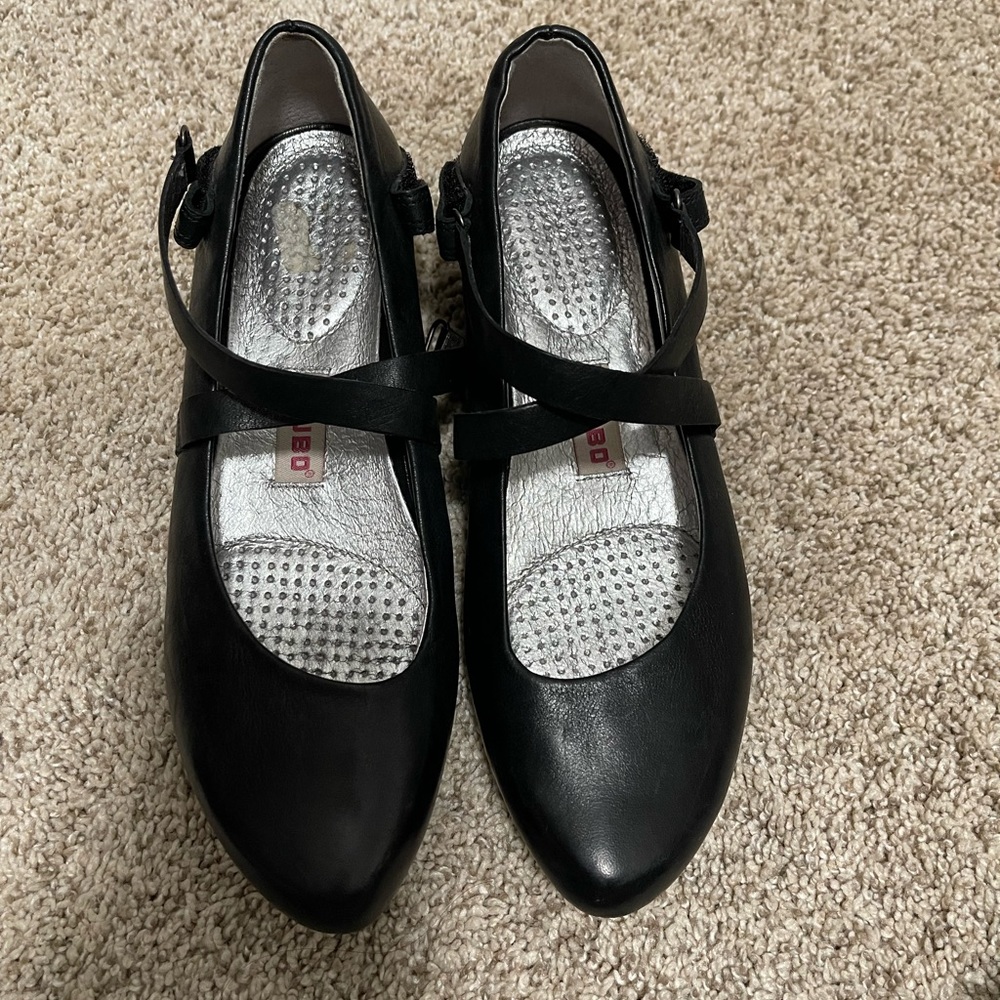 Tsubo black leather wedge kitten heel size 6 with criss crossed strap